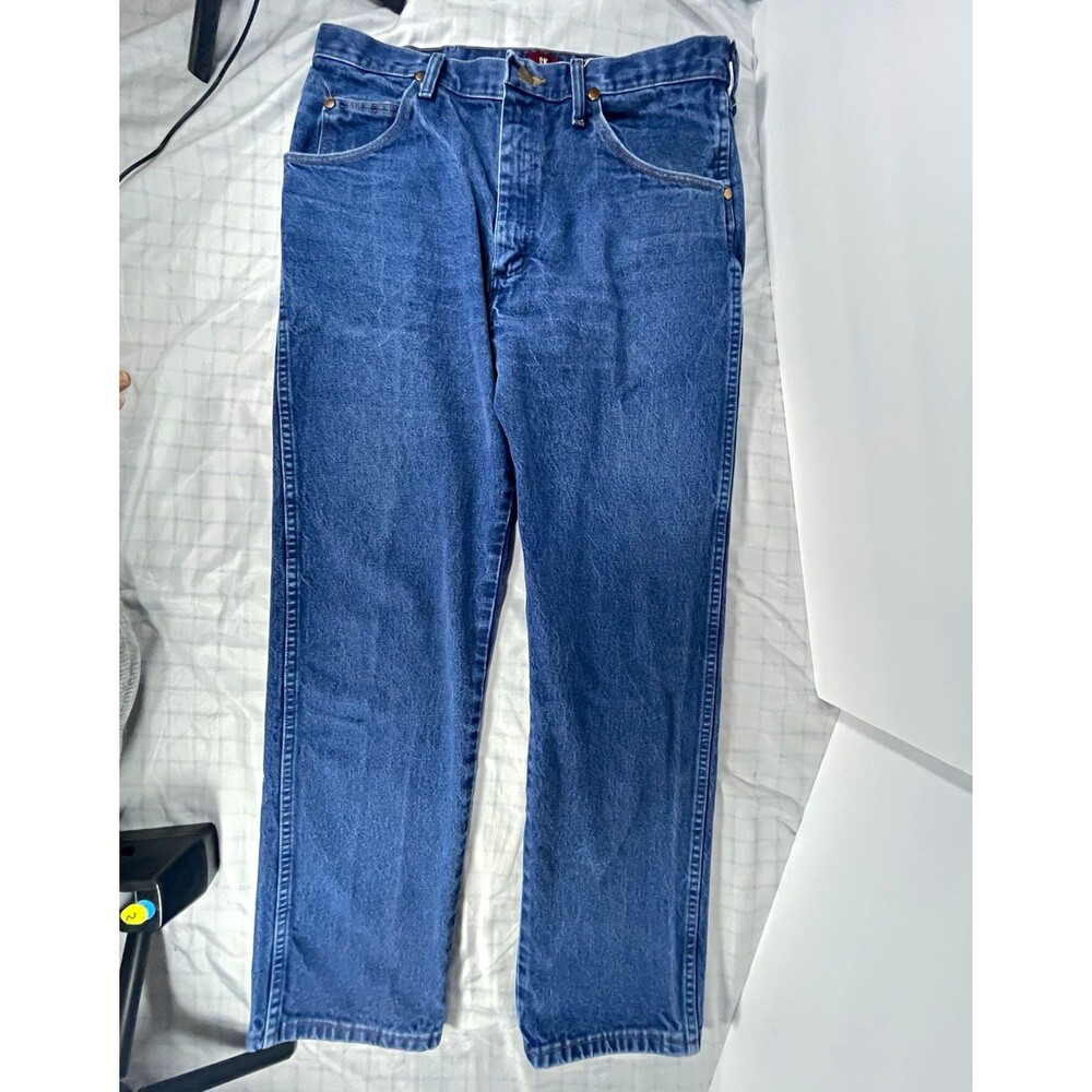 Wrangler Men's Relaxed Fit Straight Leg Jeans Medium Wash Blue Denim 5-Pocket